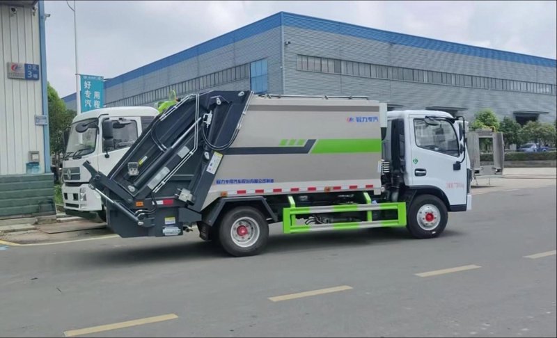 扫路车：清洁城市路面的英雄