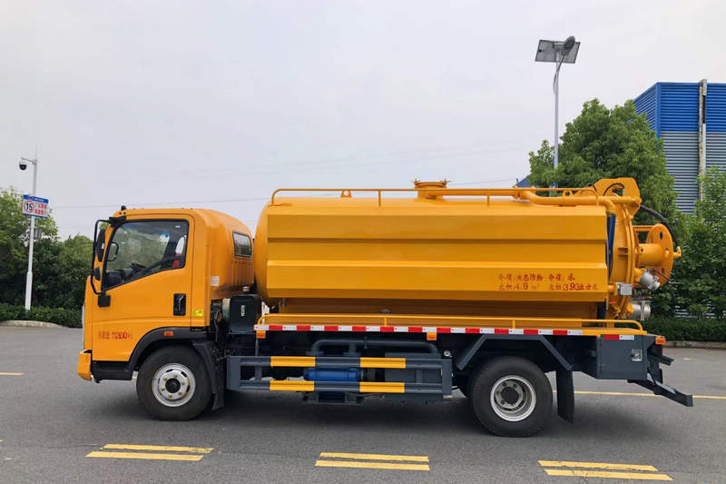 吸污车