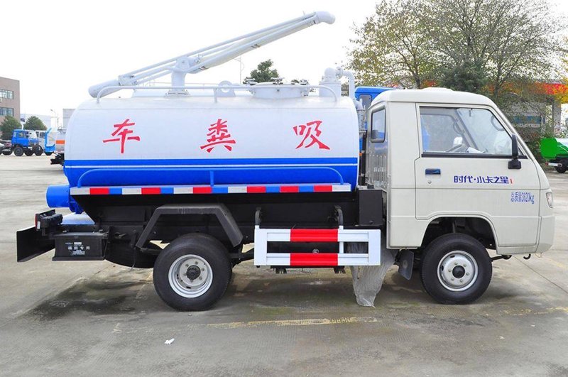 洒水车在城市清洁中扮演着重要角色，但它真的有必要存在吗？今天我们就来探讨一下。